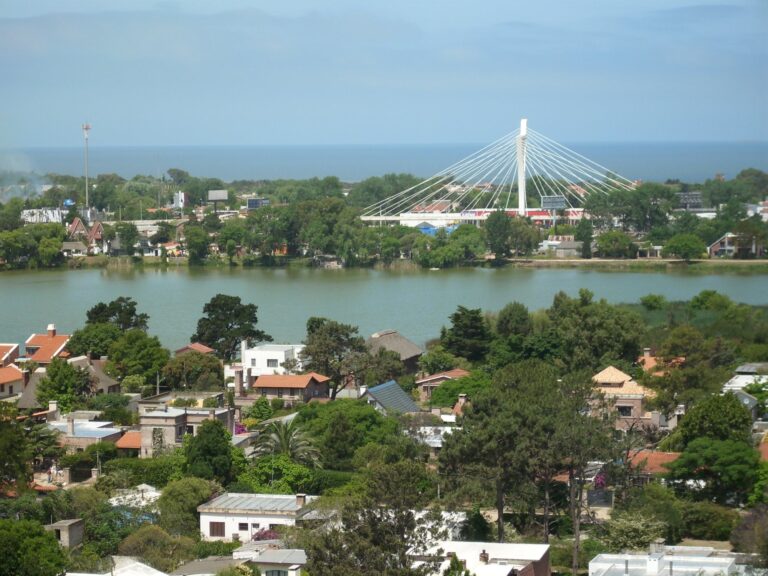La Nueva Joya Inmobiliaria de Uruguay: Ciudad de la Costa, un Destino en Auge