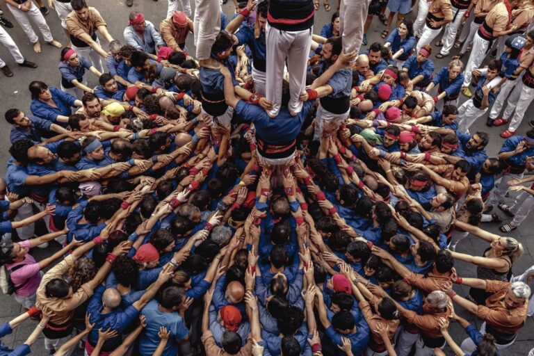 Las Fiestas de Gracia: Tradición y Comunidad en Cada Torre Humana