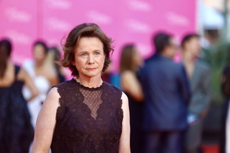 Emily Watson revela su difícil infancia en una secta religiosa