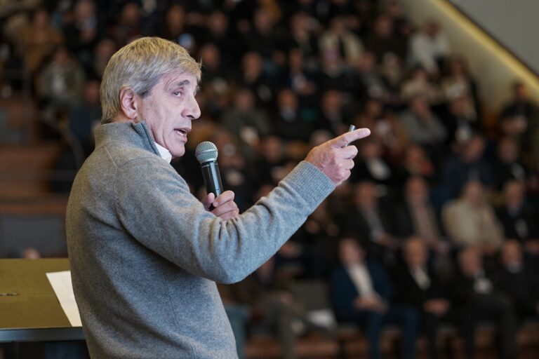 El peronismo exige la interpelación de Luis Caputo por el destino de fondos viales