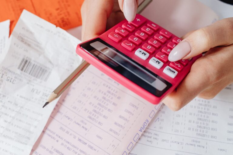 ¿Por qué las personas conservan tickets de compra? La psicología detrás de este hábito