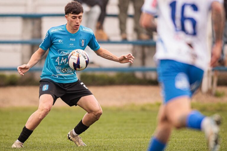 Insólito incidente en el fútbol uruguayo: una pelota provoca un choque en la ruta