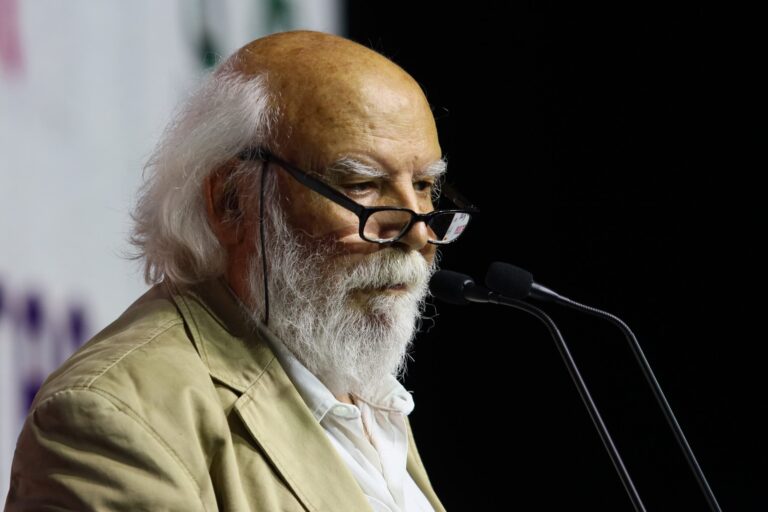 Desmienten rumores sobre la muerte del escritor Juan Sasturain en su cumpleaños 81