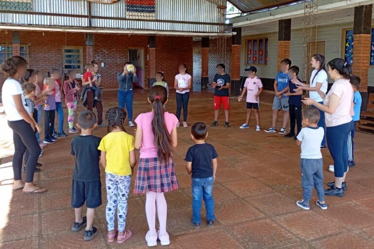 La Vestimenta y su Impacto en la Pobreza Infantil: Un Estudio Revelador