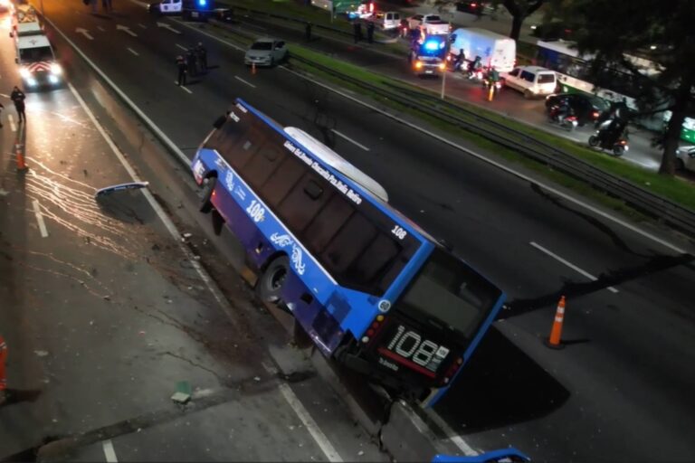 Caos Vial Total: Accidente entre Colectivo y Auto Cierra la General Paz