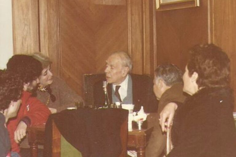 La Revelación Inesperada de Borges: Una Foto que Conecta Ciencia y Literatura