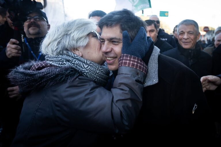 Kicillof critica a Milei y defiende la soberanía en misa por San Cayetano