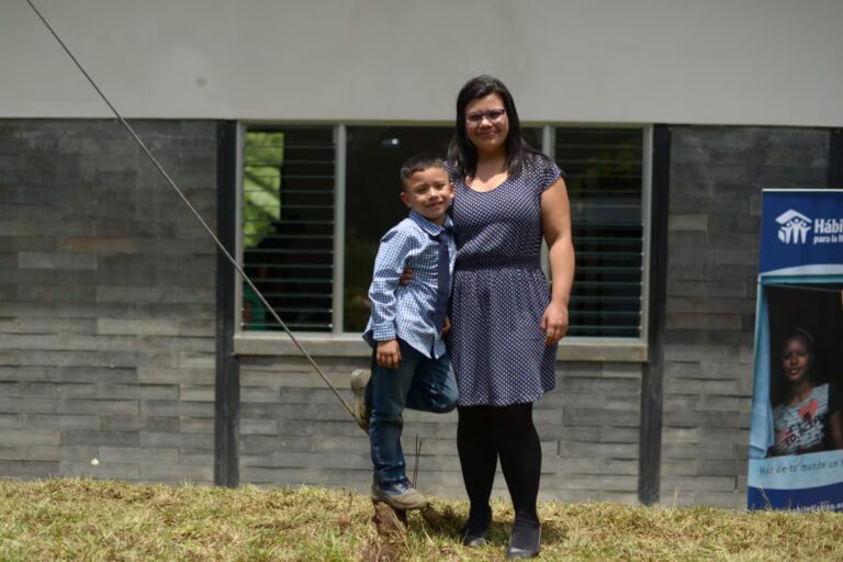 La historia de Cindy Mora: Una madre soltera construye su hogar con bloques de plástico reciclado
