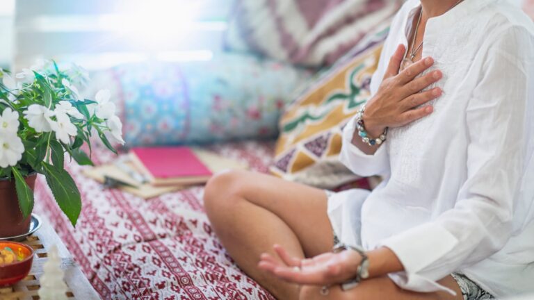 Los Mantras de Agosto: Energías y Reflexiones para Cada Signo del Zodíaco