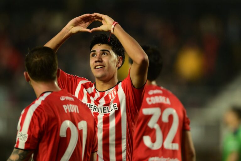 Estudiantes Brilla en el Clásico: Goleada y La Figura de Tobio Burgos Deslumbran