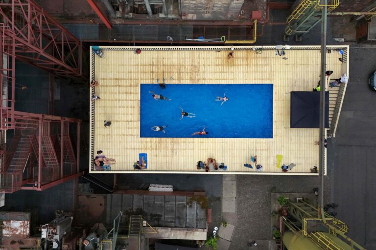Una Obra de Arte que Transforma el Pasado Industrial en un Espacio Recreativo