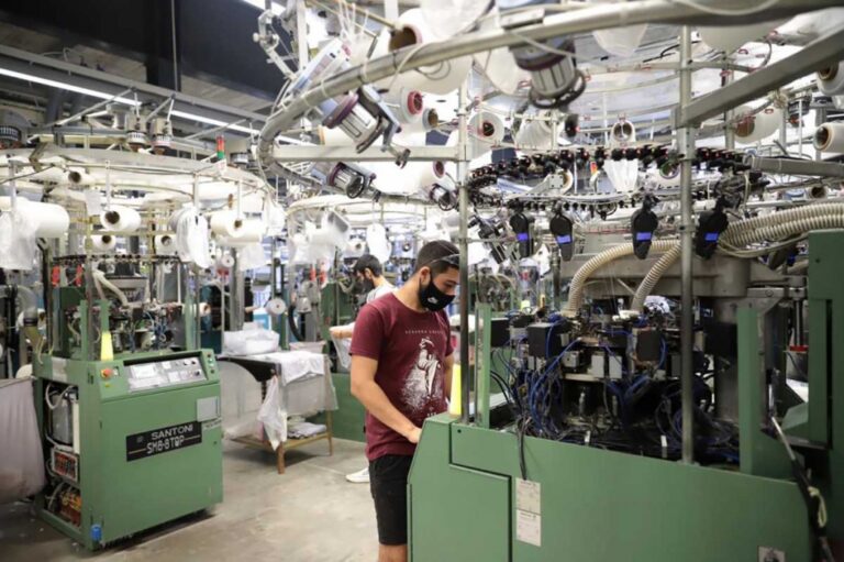 La industria argentina enfrenta una crisis sin precedentes: casi 90,000 empleos perdidos