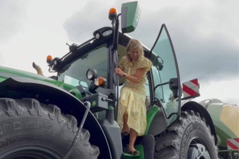La Reina Máxima sorprende al manejar un tractor en una visita oficial