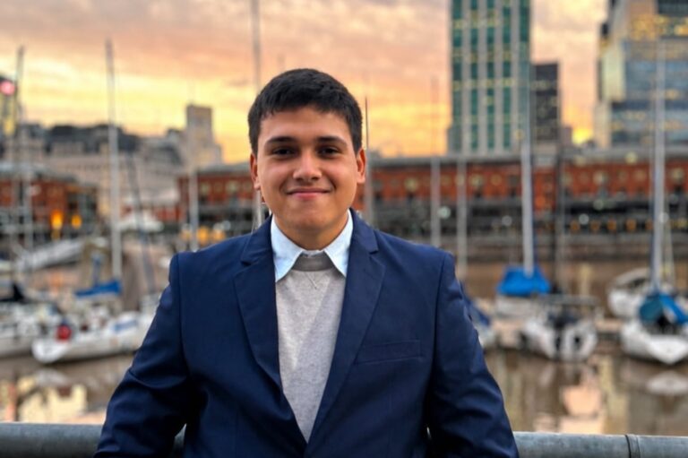 El joven de 18 años que creó un puente de participación para la juventud argentina