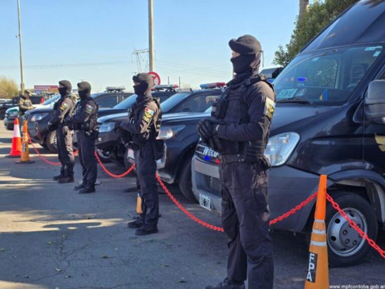 Operativo policial en colectivos de hinchas de Boca y Vélez: se incautan estupefacientes