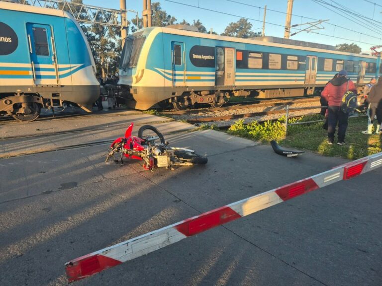 Tragedia en City Bell: Joven motociclista muere tras ser atropellado por tren Roca