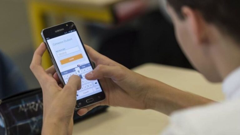 El Uso del Celular en Estudiantes Secundarios: Más de Seis Horas Diarias y Alarmantes Indicadores de Bienestar