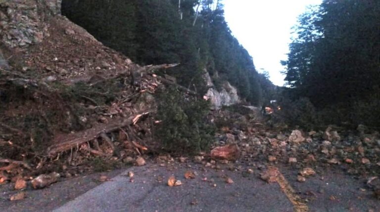 Ruta 40 Cortada en Río Negro: Desprendimientos Obligan a Intervención Urgente