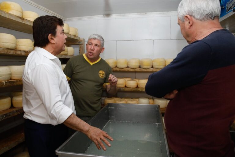 Fernando Espinoza Resalta la Importancia de la Educación Agraria en Alberti