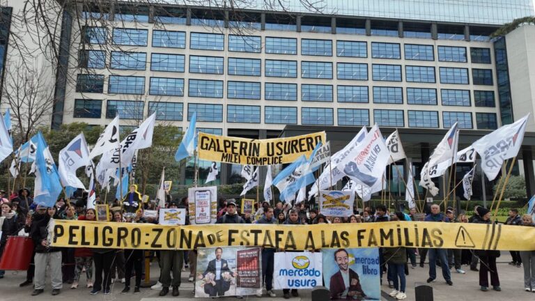 Movimientos sociales se movilizan hacia el Congreso en defensa de los endeudados