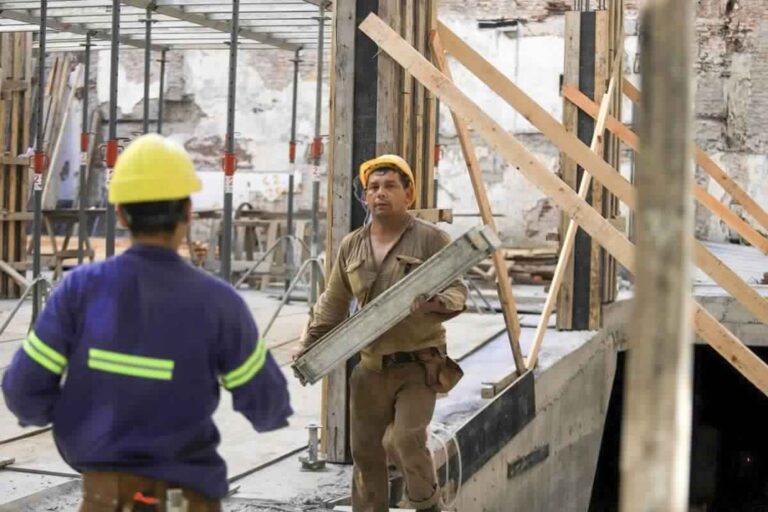 La Construcción en Caída Libre: INDEC Reporta una Baja del 4,5% en Julio