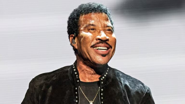 Lionel Richie en Terapia Intensiva: Evoluciona Favorablemente Tras Descompensación