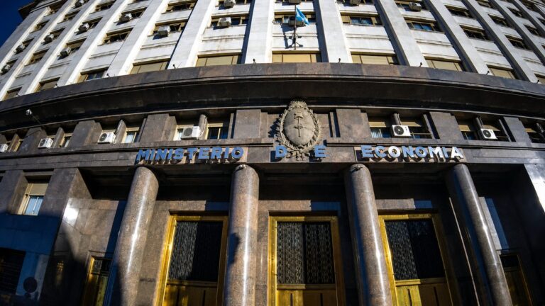 El Ministerio de Economía disuelve comisión de Energía para contratos de obra pública