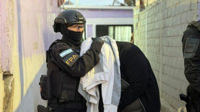 Desmantelan red de narcotráfico que infiltraba drogas en penal cordobés
