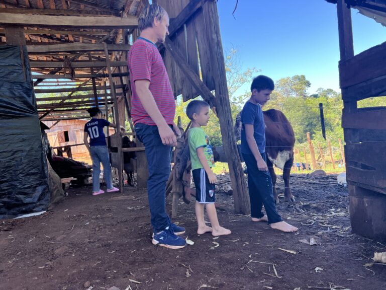 Un padre transforma la tragedia en acción: Construye una escuela más cerca tras el accidente de su hijo