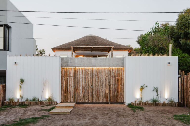 Una Casa de Veraneo que Fusiona Rústico y Moderno en un Entorno Natural