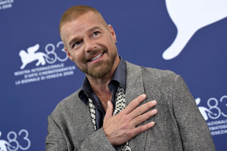 Ricky Martin brilla en el Festival de Venecia con la película «Hombre al agua»