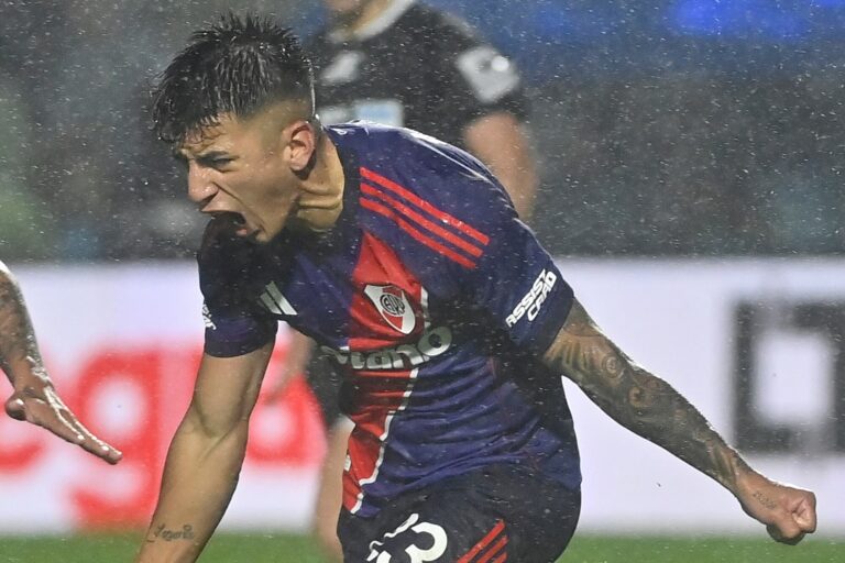 River Plate logra un triunfo vital en un partido marcado por la adversidad