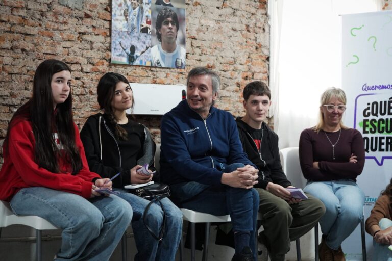 Máximo Kirchner se reúne con jóvenes en Magdalena y aboga por una nueva agenda pública