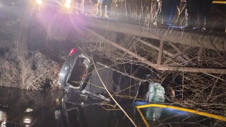 Intensa búsqueda de un niño de cuatro años tras accidente vehicular en Río Negro