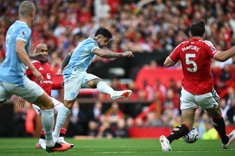 El Clásico Manchester: Abucheos, expulsiones y un empate sin goles