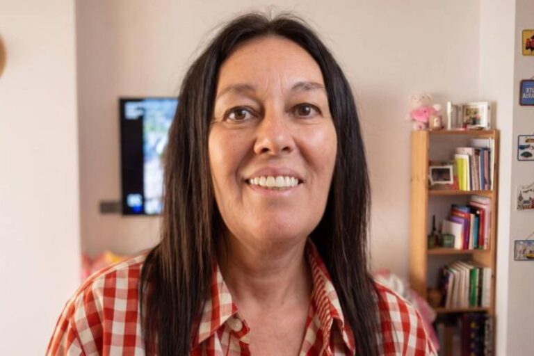María se convierte en madre de acogida a los 55 años: una historia de amor y desprendimiento