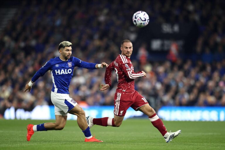 Liverpool se impone a Ipswich con un destacado Mac Allister