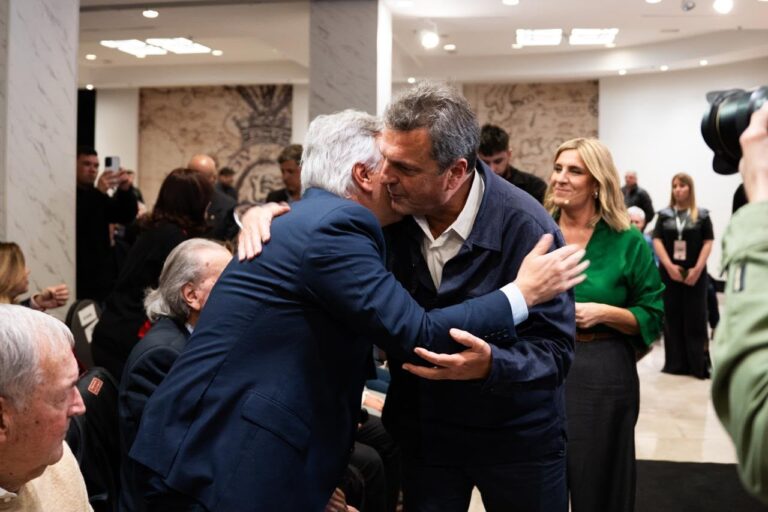 Un emotivo homenaje a De la Sota reúne a figuras clave del peronismo