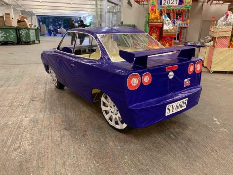 La sorprendente tradición funeraria que da vida a modelos de autos de papel y bambú
