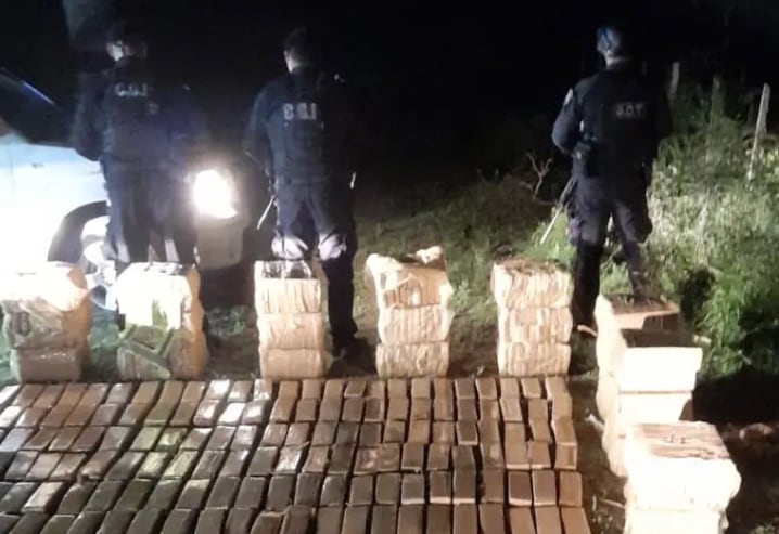 Sorpresivo hallazgo: Encuentran casi una tonelada de marihuana en un campo de Santa Fe